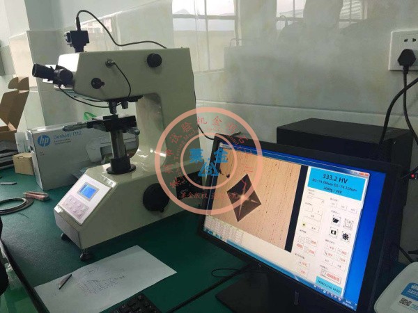 老客戶推薦新客戶選用我廠HVS-1000A型數顯顯微硬度計：現場安裝照片（圖像清晰質感、測試精度高）